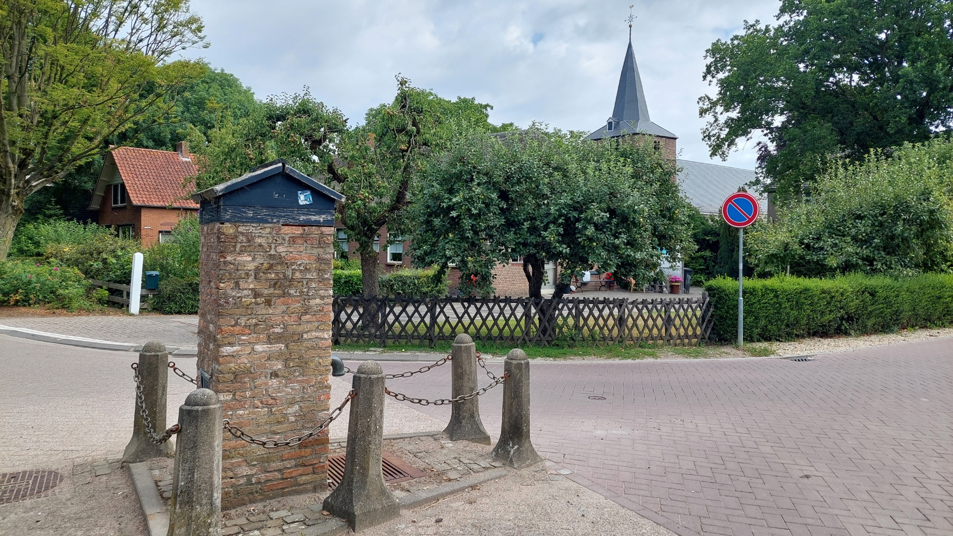 De dorpspomp met op de achtergrond de kerktoren