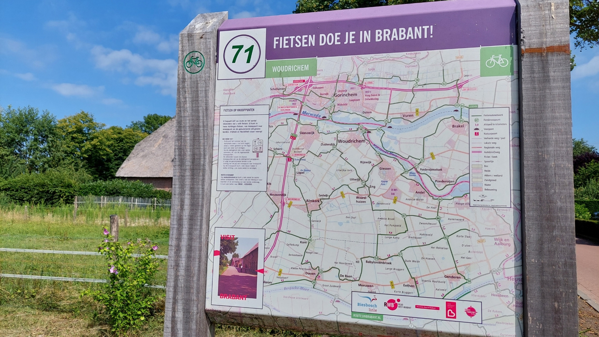 In het dorp komen diverse fietsroutes samen