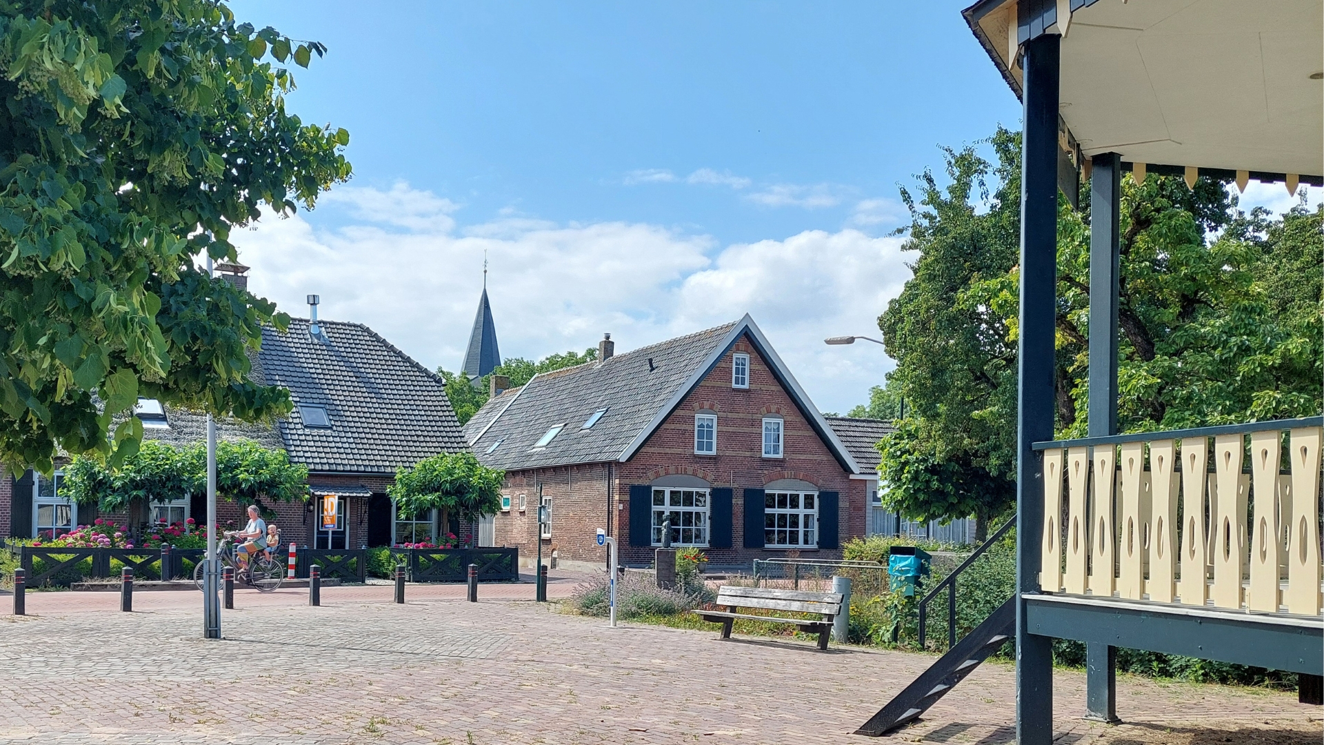 Zicht op de kerktoren vanaf de kiosk van Fanfare Juliana