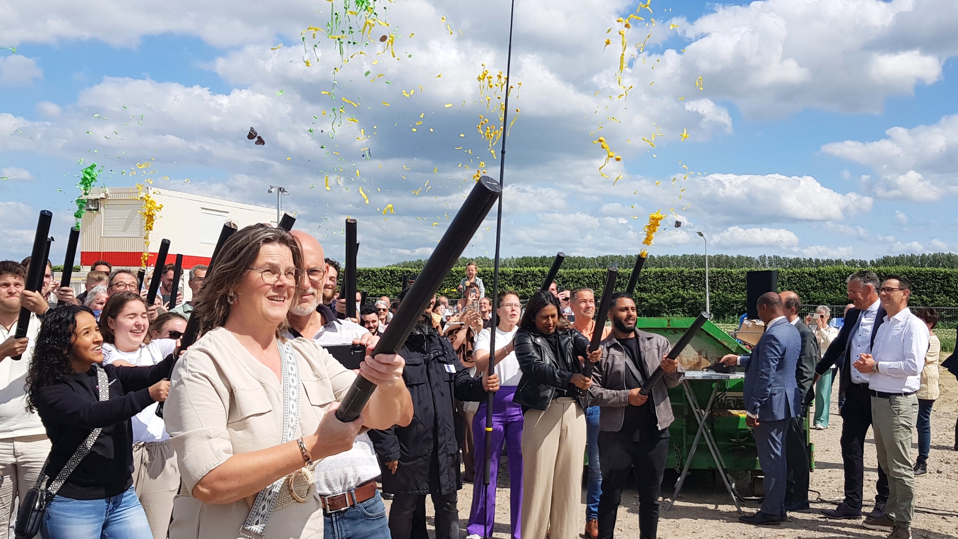 Een feestelijke viering op het bouwterrein met veel toekomstige bewoners