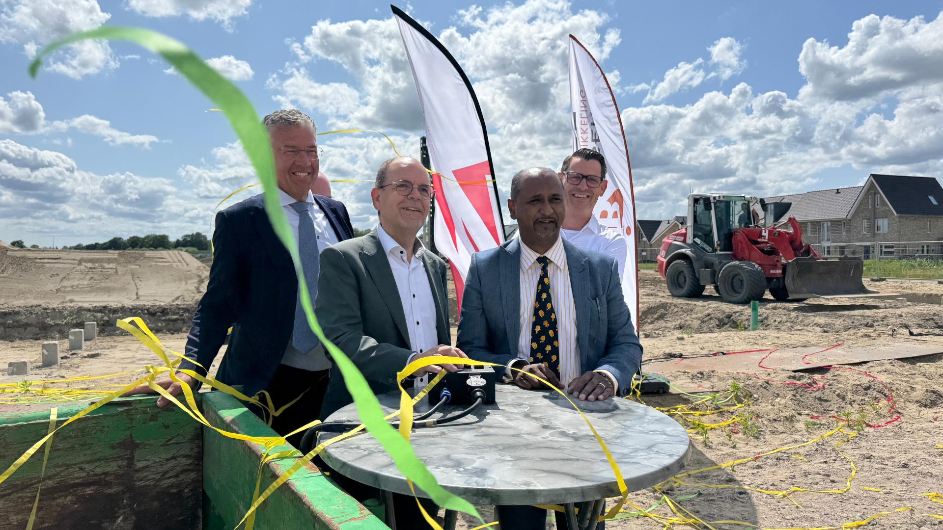 Projectwethouder Hans Tanis verrichtte de starthandeling