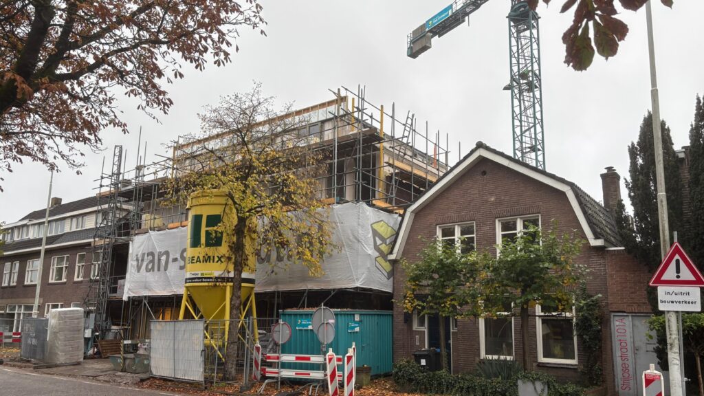 De dakvloer van het voorste gebouw met studio’s verdeeld over vier woonlagen markeert het hoogste punt