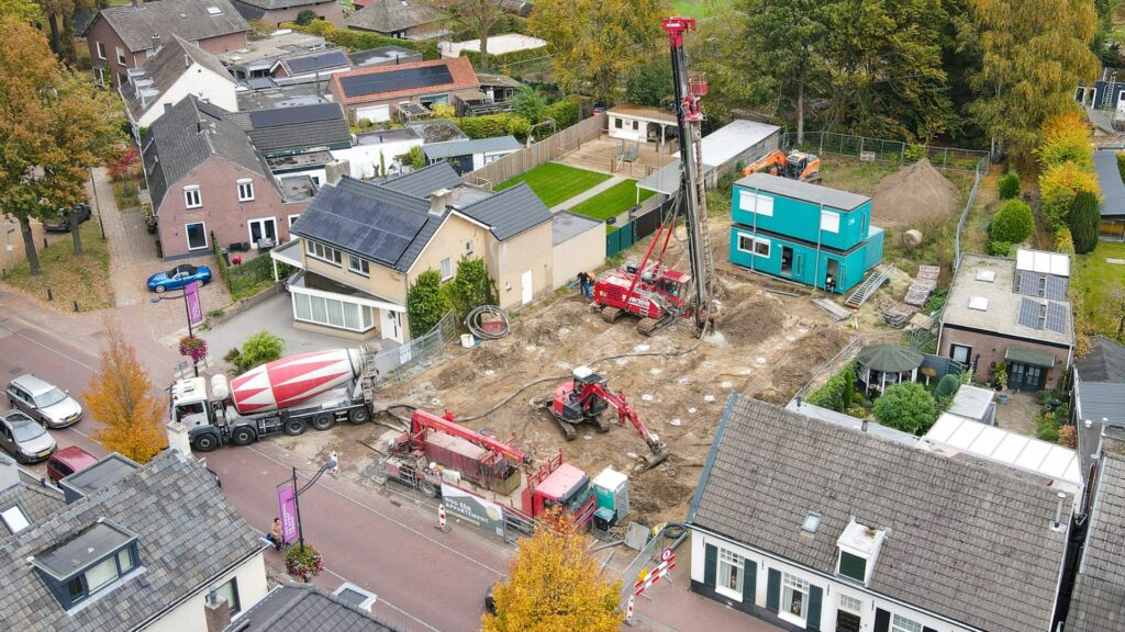 De palen bij de appartementen van 't Laar te Heeze zitten in de grond