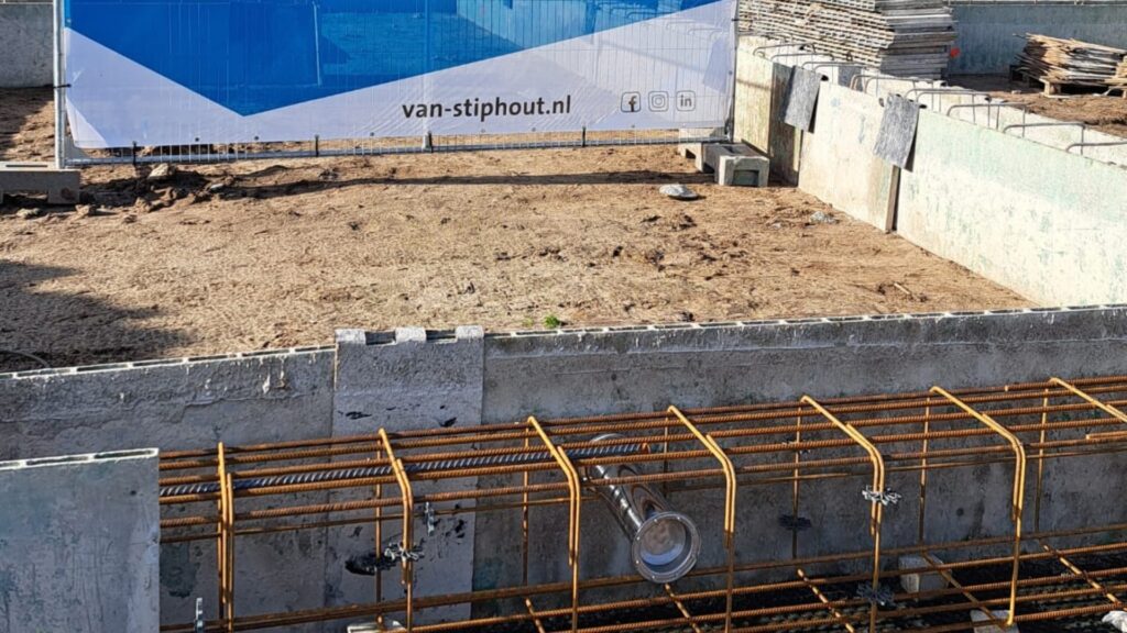 De capsule vol wensen van toekomstige bewoners geplaatst in de bewapening