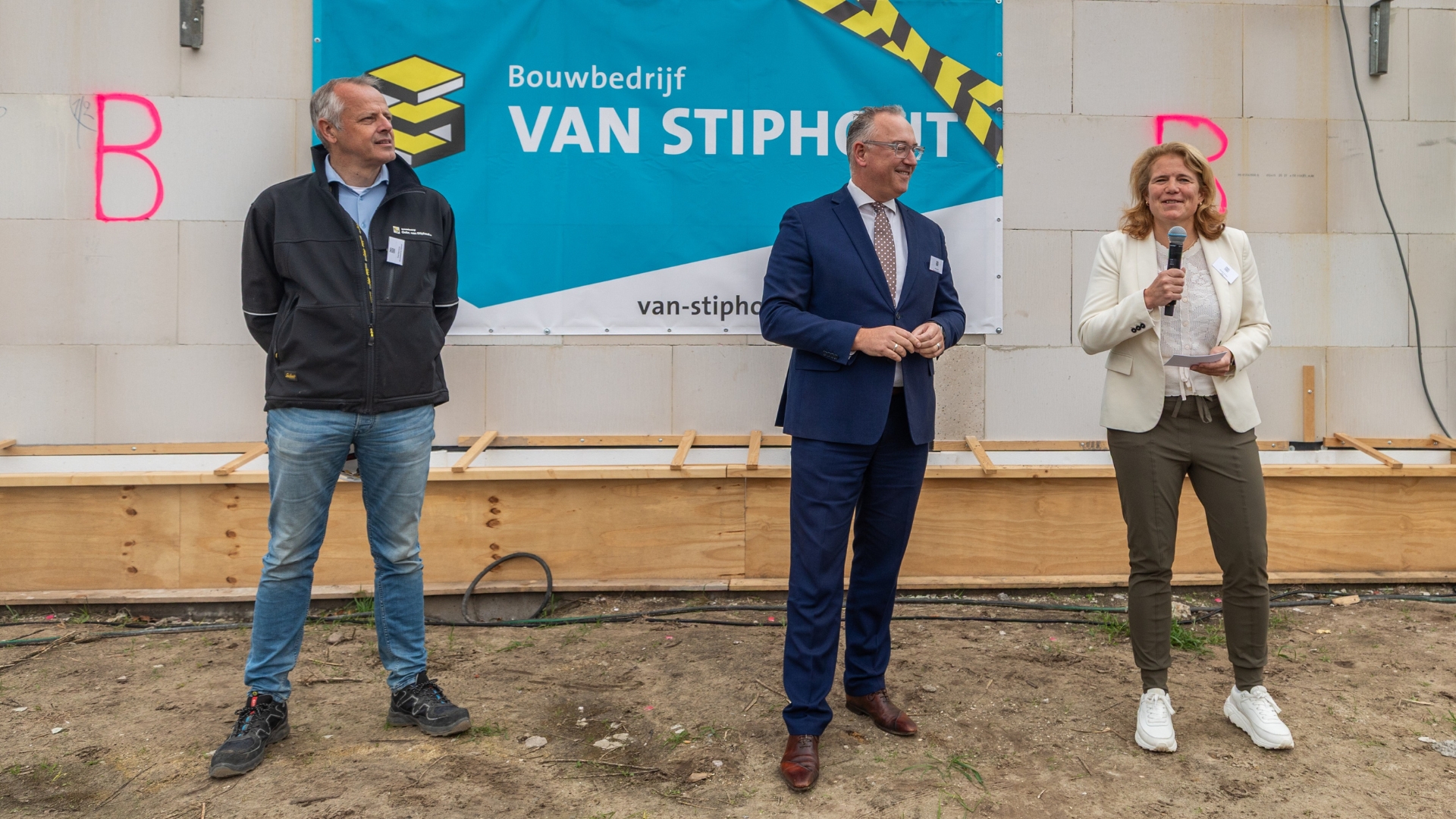 Koos Pijnenburg (Bouwbedrijf van Stiphout), Patrick Kok (gemeente Nuenen) en Mireille Knape (BPD) spraken toekomstige bewoners toe