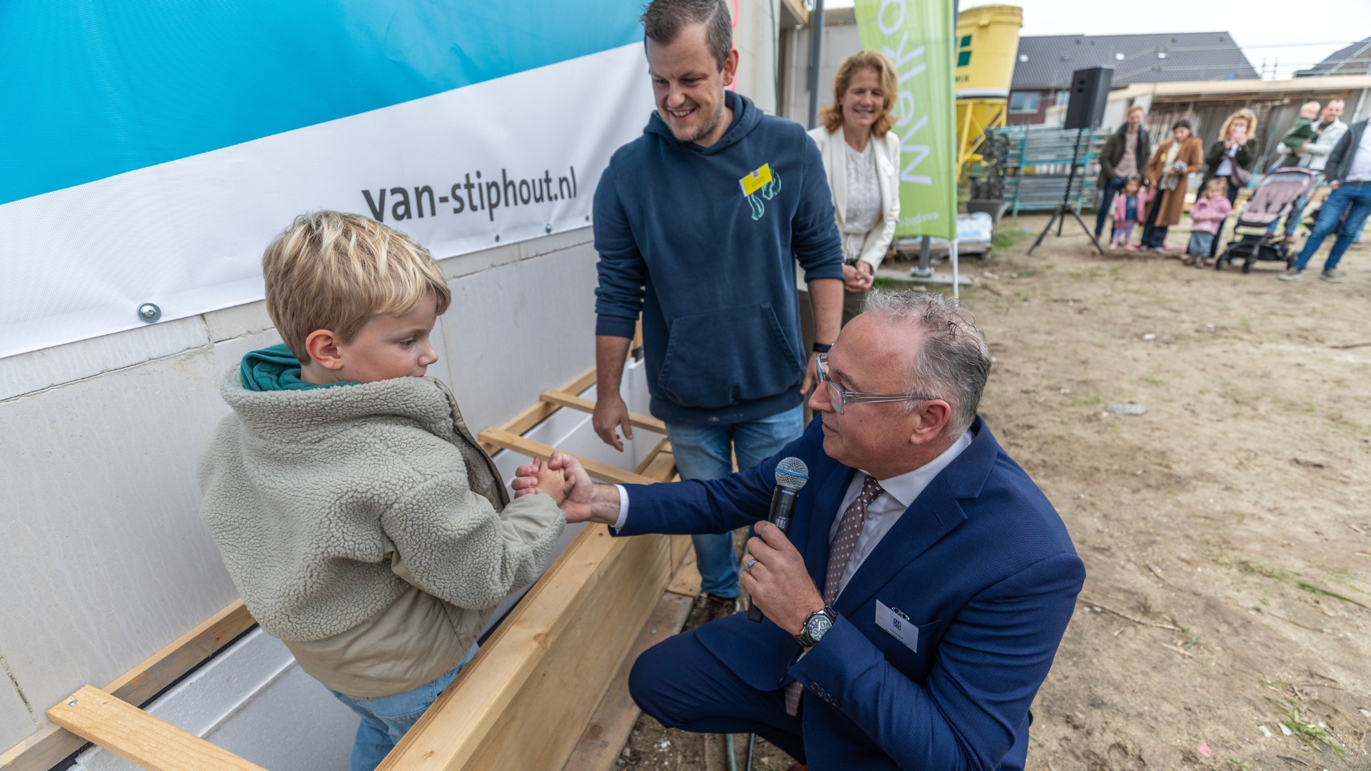 Samen met één van de jongste bewoners plaatste wethouder Patrick Kok een schatkistje met wensen