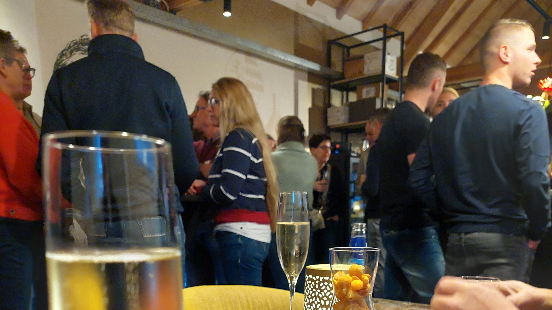 Na het officiële gedeelte konden nieuwe buren verder kennismaken bij een gezellige borrel