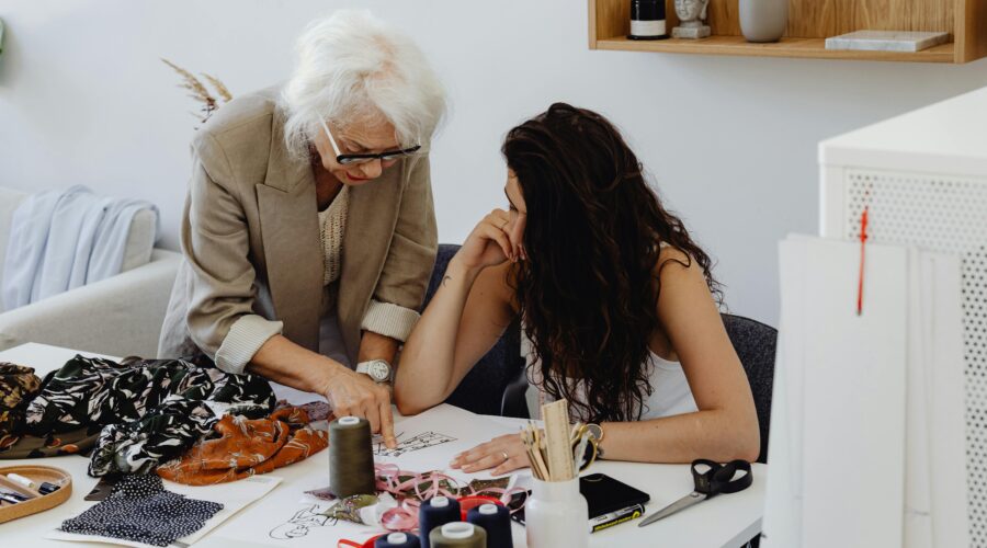 Generaties helpen elkaar onderling, bijvoorbeeld met een naaiklasje