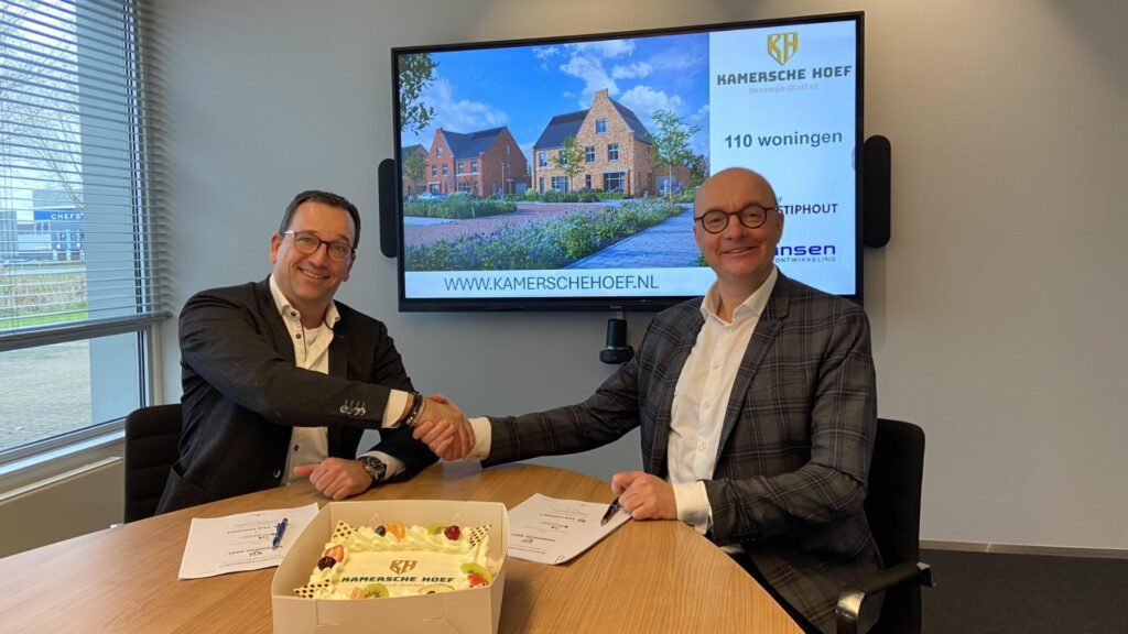 Jeroen van Stiphout (Bouwbedrijf van Stiphout) en Jeroen Jeukens (Jansen Bouwontwikkeling B.V.) tekenen de overeenkomst ter realisatie van nieuwbouwproject Kamersche Hoef te Heeswijk-Dinther