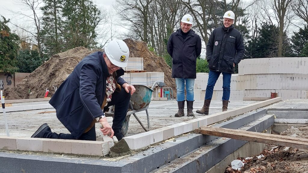 Wethouder Desiré van Laarhoven legt symbolisch de 'eerste' steen bij nieuwbouwproject Ronduutje te Boxtel