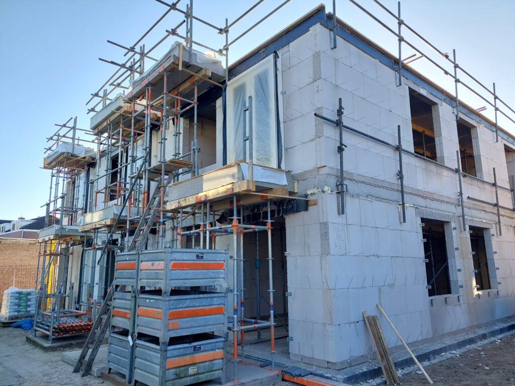 De bouw van project 't Laar te Heeze gaat al goed de hoogte in. Vorige week zijn de vloeren van de tweede verdieping gelegd.