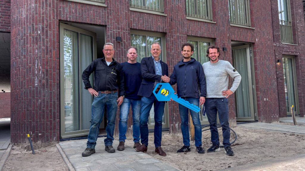 Symbolische sleuteloverdracht bij oplevering nieuwbouwproject Strijpsestraat Eindhoven