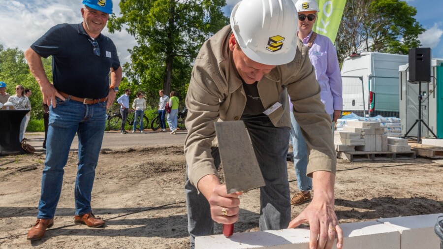 Symbolisch werd de 'eerste' steen gelegd door toekomstige bewoners van het plan