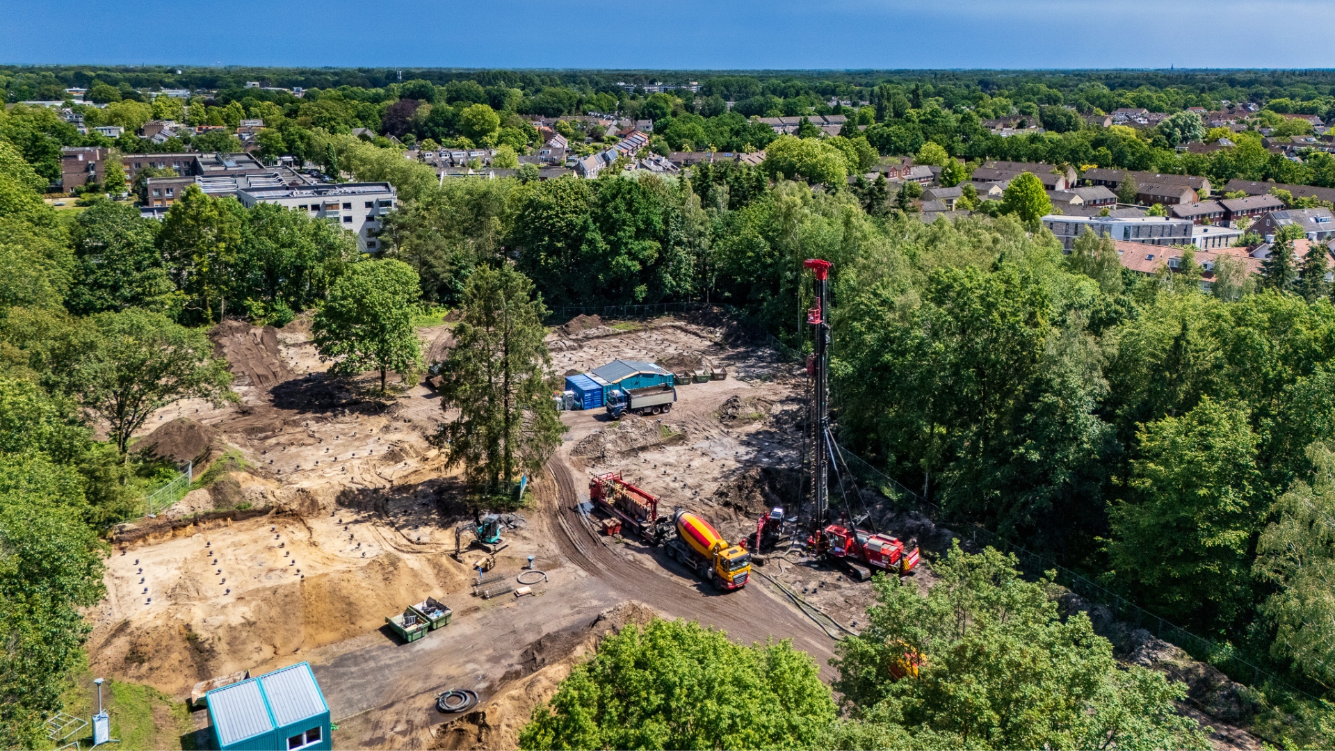 Een blik op de bouwplaats vanuit de lucht