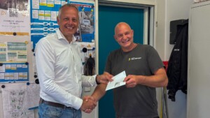 Koos Pijnenburg feliciteert onze Ronny met zijn werkjubileum