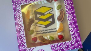 We vierden Ronny's zilveren werkjubileum onder meer met taart