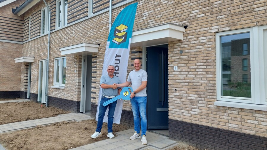 William van Kempen (Bouwbedrijf van Stiphout, links) overhandigt symbolisch de sleutel aan Ronald van de Nieuwegiessen (Bouwlinie/ Bazalt Wonen)