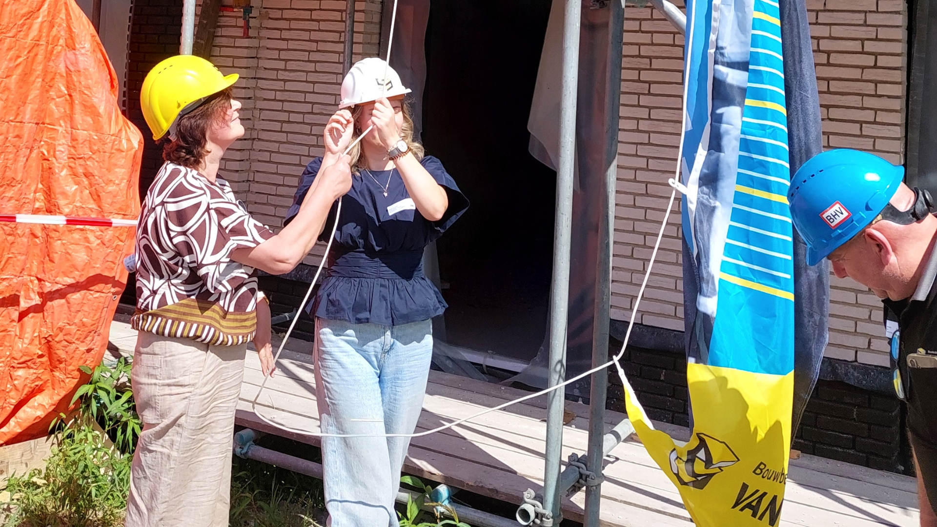 Toekomstige bewoners hesen symbolisch de vlag naar het hoogste punt