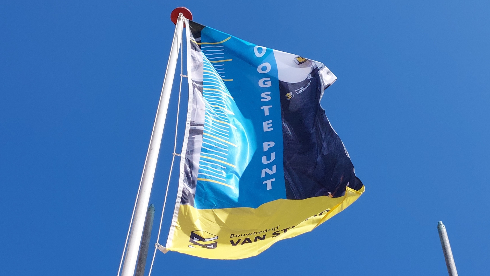 De wapperende vlag ten teken van deze feestelijke mijlpaal