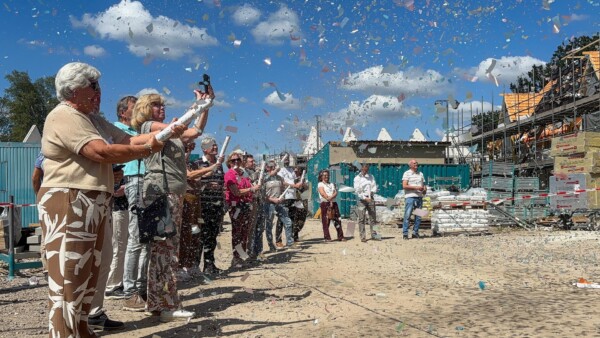 Een feestelijke wolk van confetti bij het bereiken van het hoogste punt