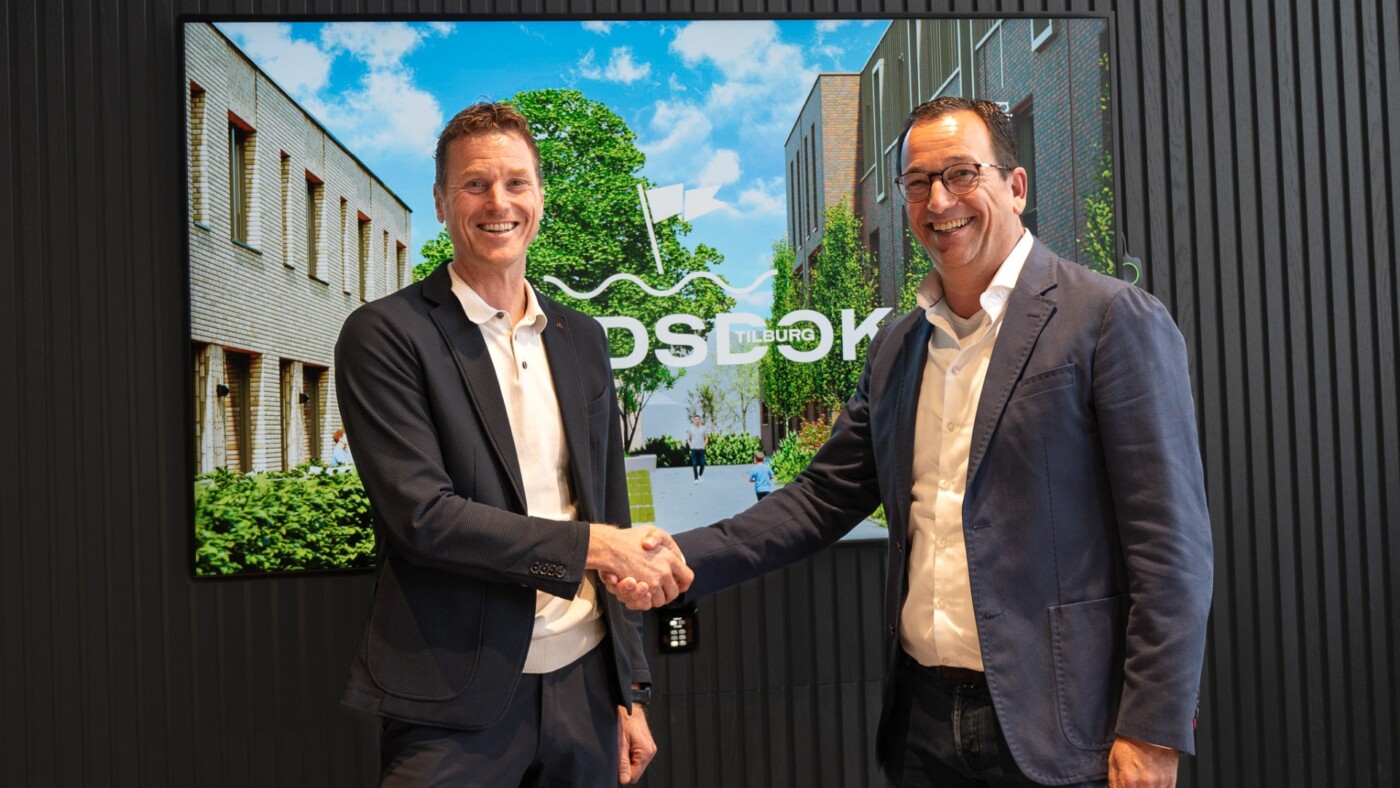Tjeerd de Kort (l) en Jeroen van Stiphout tekenen realisatieovereenkomst Stadsdok Tilburg