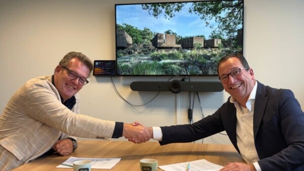 Martijn Stemerdink (Blink) en Jeroen van Stiphout (Bouwbedrijf van Stiphout) maken de aannemingsovereenkomst van Wolders Eik officieel