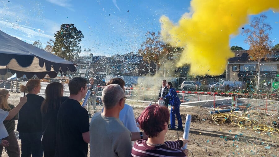 Wethouder Marie-Louise van Mook en directeur Jeroen van Stiphout geven het symbolische startsein voor nieuwbouwproject Sweelinckhout te Oosterhout